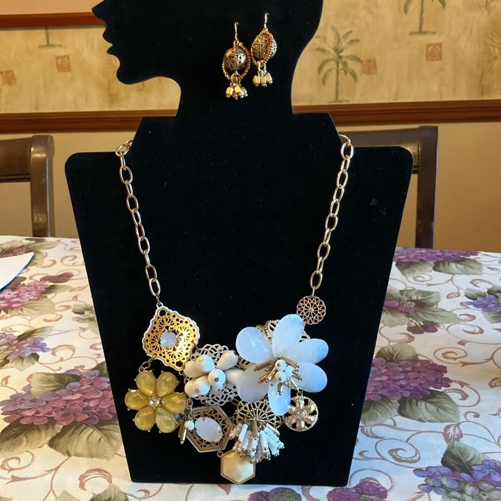 ———SOLD———-____\OPULENT FLORAL NECKLACE - Picture 4 of 12